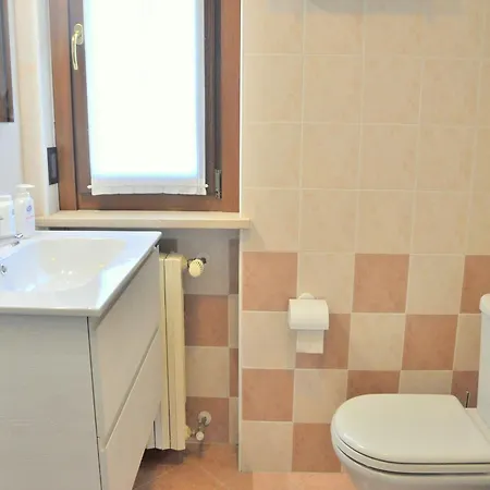 Snug In With Heating, Near Garda بيت للعطل