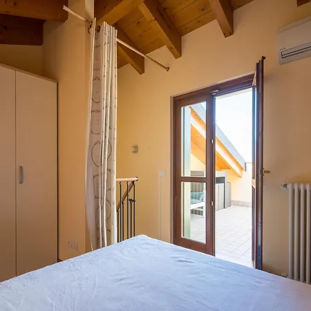 بيت للعطل Snug In With Heating, Near Garda لاتيزي