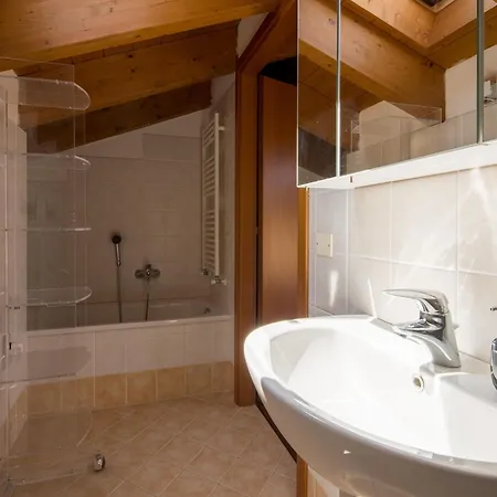 بيت للعطل Snug In With Heating, Near Garda لاتيزي