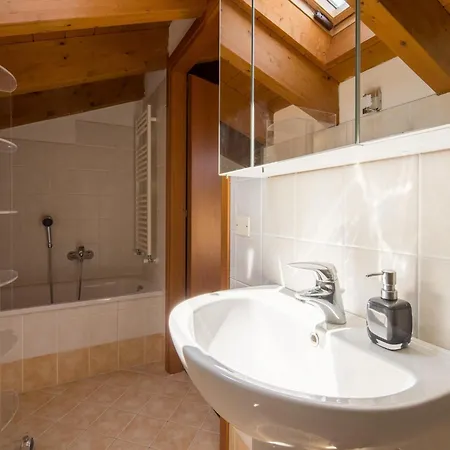 Snug In With Heating, Near Garda بيت للعطل