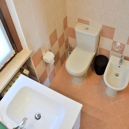 Snug In With Heating, Near Garda بيت للعطل